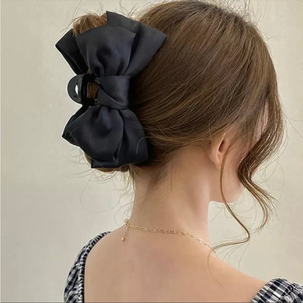 Black bow hair clip